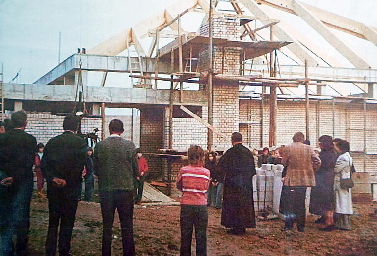 Beim Richtfest der neuen Kirche in Erbshausen-Sulzwiesen am 27. Oktober 1972 war die quadratische Form des Gebäudes mit ihren 21 auf 21 Metern und das Pyramiden-Zeltdach schon sichtbar.