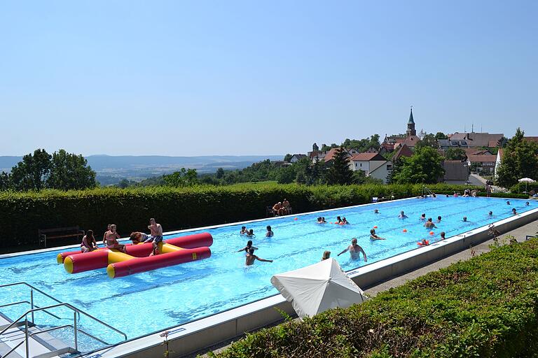 Das Freibad in Altenstein bietet Badegästen auch einen schönen Ausblick in die Umgebung. Das Freibad in Altenstein bietet Badegästen auch einen schönen Ausblick in die Umgebung.