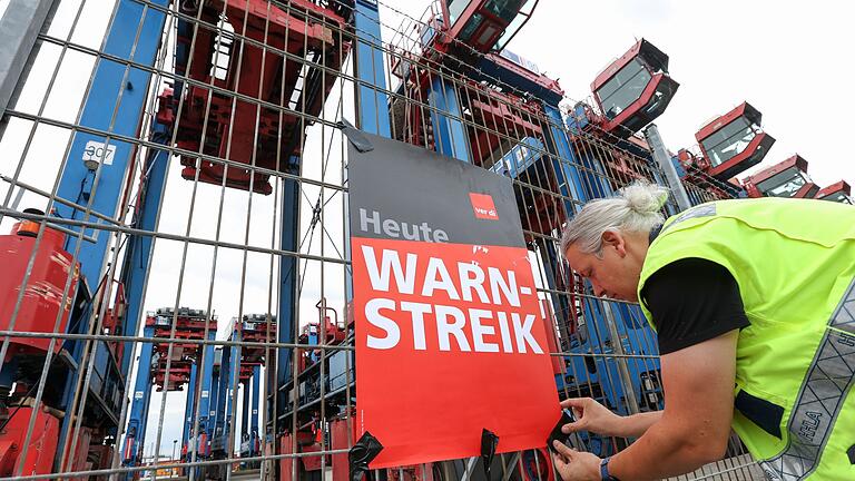 Warnstreik im Hamburger Hafen       -  Die Gewerkschaft Verdi verlangt für die Beschäftigten bei einer Laufzeit des Tarifvertrags von zwölf Monaten unter anderem eine Erhöhung der Stundenlöhne um drei Euro rückwirkend zum 1. Juni.