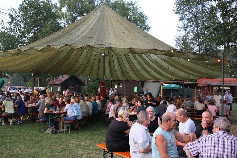 Besonders die Plätze unter dem großen Fallschirm sind beim Seefest bei schönem Wetter gefragt.