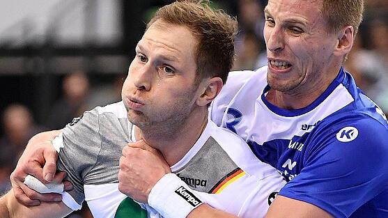 Handball: Deutschland - Island - Kaum zu bremsen ist Steffen Weinhold. Der Franke setzt sich hier gegen Islands Kari Kristjansson durch. Handball: Deutschland - Island - Kaum zu bremsen ist Steffen Weinhold. Der Franke setzt sich hier gegen Islands Kari Kristjansson durch.
