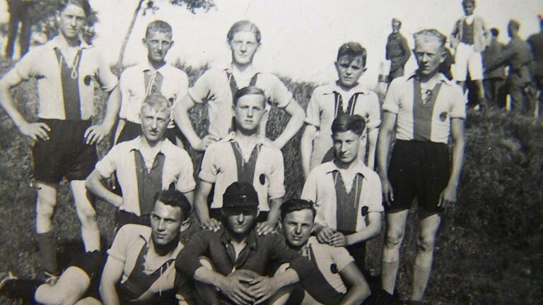 Das Mannschaftsfoto zeigt Helmut Wolf&nbsp; als 16-Jährigen ganz vorne rechts liegend. Das Bild wurde 1942 bei einem Jugendspiel in Hopferstadt aufgenommen.