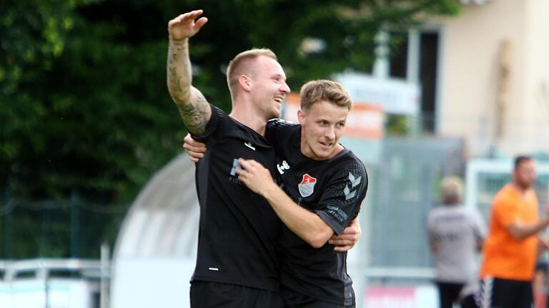 Aubstadts Max Schebak (links) bejubelt mit Leonard Langhans seinen Treffer zum zwischenzeitlichen 1:0. Am Ende trennen sich der TSV Buchbach und der TSV Aubstadt 1:1-Unentschieden.