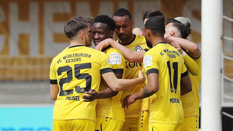 Würzburger Jubel: (von links) Dominik Meisel, Torschütze Benjika Caciel, Saliou Sane und Fabrice Montcheu freuen sich über den ersten Treffer beim 2:0-Auswärtssieg der Kickers in Burghausen