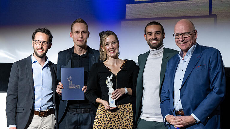 Lennart Preiss, dpa.jpg       -  Axel Hechelmann, Timian Hopf, Christiane Zaunitzer und Manuel Andre werden von Stefan Hilscher (von links) mit dem bayerischen Printpreis ausgezeichnet.