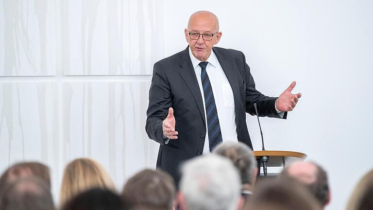 Der ehemalige Präsident des Landgerichts Schweinfurt, Reinhard Pfingstl, wurde im Rahmen einer Feierstunde in der Großen Halle der Kunsthalle offiziell verabschiedet.