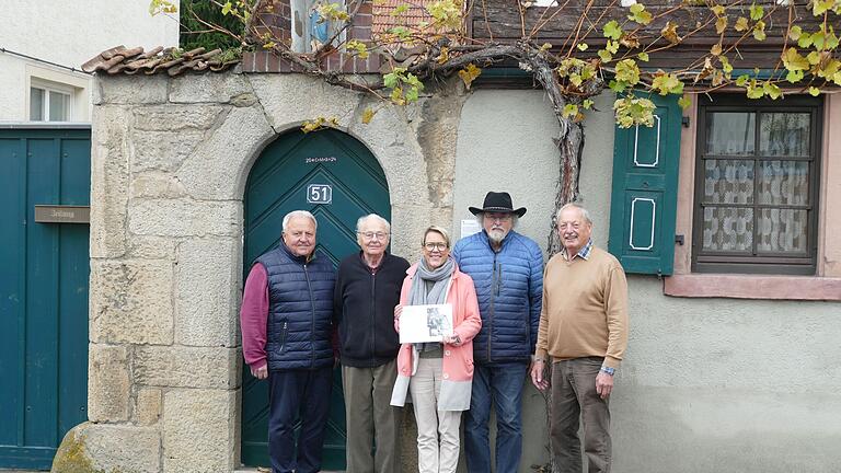 Eines der beschriebenen Häuser ist das Fachwerkhaus von Kilian Krebs (Zweiter von links). Mit im Bild: die Verantwortlichen&nbsp; (von links) Edgar Burkard, Susanne Keller (ILE), Günter Roth und Georg Riedmann.