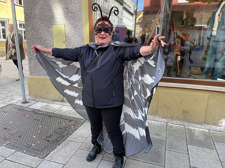 Die 'flotte Motte' Katrin aus Heidenfeld wäre gerne, so wie früher, beim Faschingszug mitgelaufen.