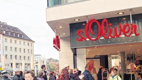 Das neue s.Oliver-Haus am Marktplatz ist eröffnet. Lange Schlangen bildeten sich am Donnerstag, weil Kunden ihre Coupons einscannen ließen, um an einem Gewinnspiel teilzunehmen. Das neue s.Oliver-Haus am Marktplatz ist eröffnet. Lange Schlangen bildeten sich am Donnerstag, weil Kunden ihre Coupons einscannen ließen, um an einem Gewinnspiel teilzunehmen.