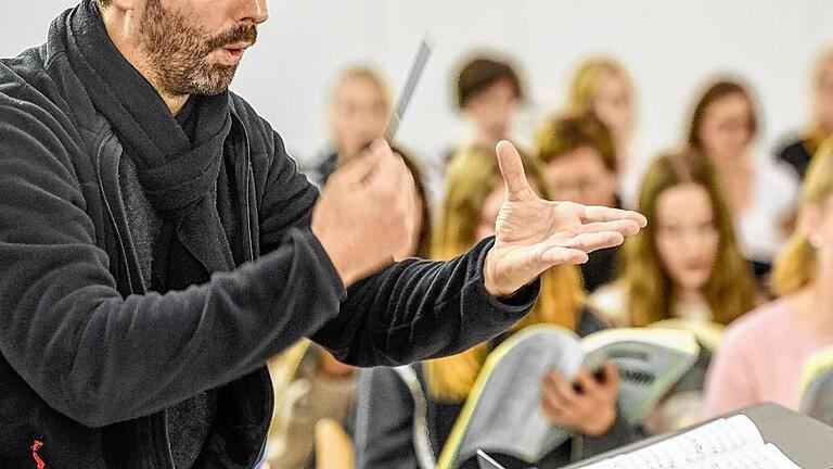 &bdquo;Jetzt machen wir es ganz klar. Klar wie ein Glas Wasser.&ldquo; Domkapellmeister Christian Schmid bei der Probe.