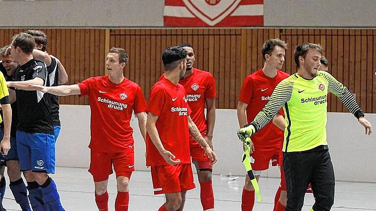 Frust: Verärgert geht die U 23 des FC Würzburger Kickers vom Feld. Frust: Verärgert geht die U 23 des FC Würzburger Kickers vom Feld.