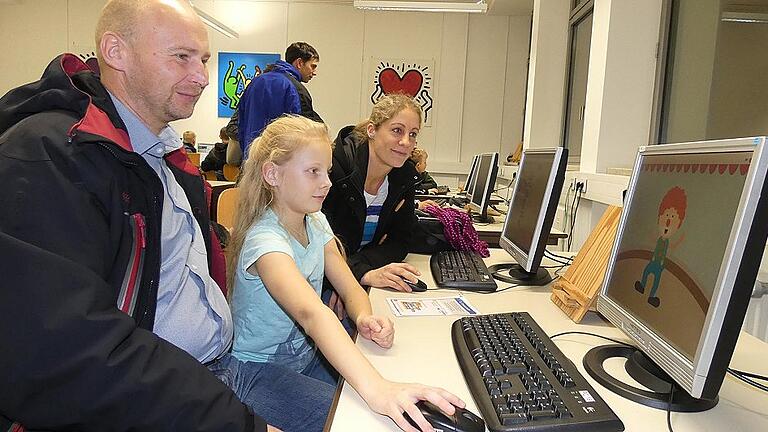 Mit &bdquo;Scratch&ldquo; programmierte die neunjährige Eva aus Untertheres einen animierten Clown, den sie stolz ihren Eltern Martin und Corinna Lutz präsentierte.