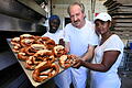 Bäckerei Richard Schneider.jpeg       -  Bäcker Richard Schneider bildet Geflüchtete wie Sene Lamine (links) und Hayle Timihert Abera (rechts) aus.