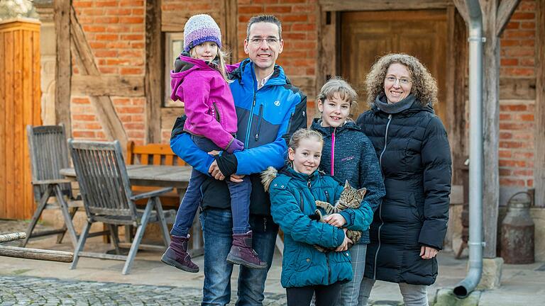 Die Familie Kleinhenz von links: Johanna, Bauherr und Papa Markus, Regina, Frieda und Mama Judith. Die Familie Kleinhenz von links: Johanna, Bauherr und Papa Markus, Regina, Frieda und Mama Judith.