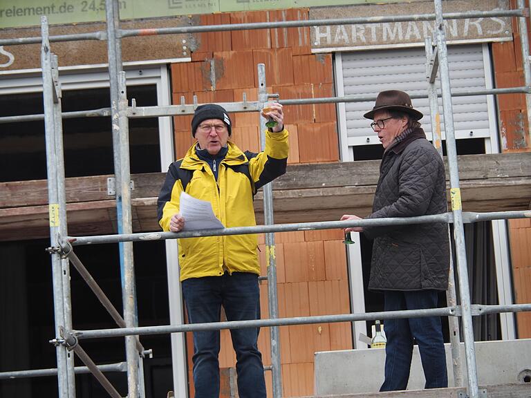 Das Betondach ist gebaut: 'Zimmermann' Kurt Geyer (links) und Gunnar Hiller beim Richtspruch. Das Betondach ist gebaut: 'Zimmermann' Kurt Geyer (links) und Gunnar Hiller beim Richtspruch.