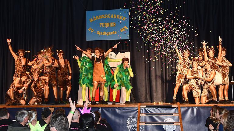 Auf Platz zwei landeten die 'flotten Schnecken' des FC Poppenlauer, deren Tanz unter dem Titel 'Ed von Schneck' für Begeisterung sorgte. Auf Platz zwei landeten die 'flotten Schnecken' des FC Poppenlauer, deren Tanz unter dem Titel 'Ed von Schneck' für Begeisterung sorgte.