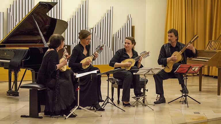 Mandolinen-Konzert       -  Eine handverlesene Gemeinde von Mandolinenliebhabern hatte sich am Freitag in der Aula des Celtis-Gymnasiums versammelt, um einen musikalischen Weg durch die Geschichte der Mandoline zu beschreiten.