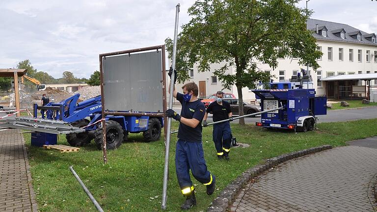 Das THW half ebenfalls mit beim Aufbau für das neue bayerische Testzentrum in der Coronavirus-Pandemie in Schweinfurt, das ab 1. September in den Ledward Kasernen ist. Das THW half ebenfalls mit beim Aufbau für das neue bayerische Testzentrum in der Coronavirus-Pandemie in Schweinfurt, das ab 1. September in den Ledward Kasernen ist.