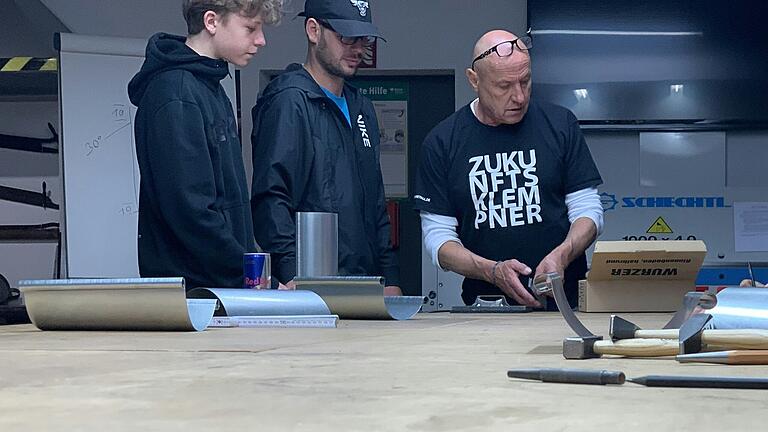 Spenglermeister Heinz Neckermann (rechts) zeigt Schülern der Berufsschule Miltenberg und der Mittelschule Veitshöchheim das Spengler-Handwerk.