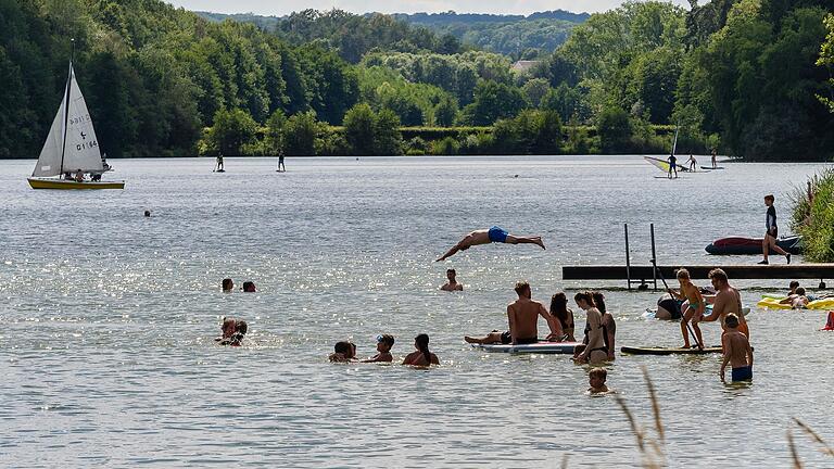 Wer nicht ins Freibad möchte, hat in Unterfranken auch jede Menge Möglichkeiten, sich in einem See abzukühlen. Zum Beispiel im Ellertshäuser See in Schweinfurt.