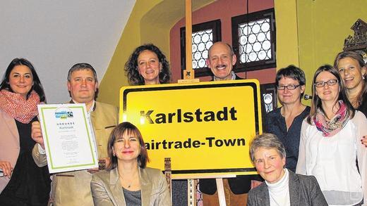 Karlstadt ist „Fairtrade-Town“: Die Freude war groß bei (von links) Heidi Pollin (Steuerungsgruppe), Theo Dittmaier (Zweiter Bürgermeister), Anja Baier (Dritte Bürgermeisterin und Vorsitzende der Steuerungsgruppe), Hannah Rüther (TransFair e.V.), Paul Kruck (Bürgermeister), Eva-Maria Eisele (Weltladen), Rita Scheiner, Kerstin Amersbach und Ellen Berger-Thesen (alle Steuerungsgruppe). Karlstadt ist „Fairtrade-Town“: Die Freude war groß bei (von links) Heidi Pollin (Steuerungsgruppe), Theo Dittmaier (Zweiter Bürgermeister), Anja Baier (Dritte Bürgermeisterin und Vorsitzende der Steuerungsgruppe), Hannah Rüther (TransFair e.V.), Paul Kruck (Bürgermeister), Eva-Maria Eisele (Weltladen), Rita Scheiner, Kerstin Amersbach und Ellen Berger-Thesen (alle Steuerungsgruppe).