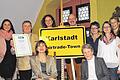 Karlstadt ist &bdquo;Fairtrade-Town&ldquo;: Die Freude war groß bei (von links) Heidi Pollin (Steuerungsgruppe), Theo Dittmaier (Zweiter Bürgermeister), Anja Baier (Dritte Bürgermeisterin und Vorsitzende der Steuerungsgruppe), Hannah Rüther (TransFair e.V.), Paul Kruck (Bürgermeister), Eva-Maria Eisele (Weltladen), Rita Scheiner, Kerstin Amersbach und Ellen Berger-Thesen (alle Steuerungsgruppe).