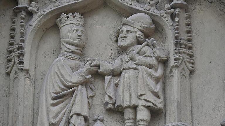 In der Flasche, die ein Pilger im Tympanon der Kreuzkirche auf dem Rücken trägt, will Stadtführer Bernhard Sohn die erste Darstellung eines Bocksbeutels erkennen.