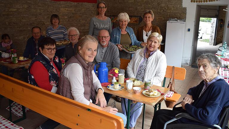 Es ist wieder Kaffee-Zeit in Brück. Möglich macht das der Obst- und Gartenbauverein mit den Initiatorinnen (hinten von links) Ursula Richter, Maria Dorsch (dritte von links) und Inge Frebert.