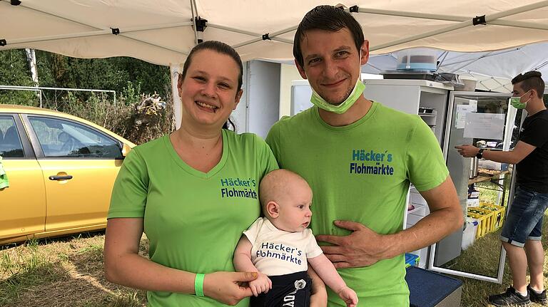 Katharina und Steven Häcker sind mit ganzem Herzen dabei, wenn es gilt einen Trödelmarkt zu organisieren. Und der kleine Luca darf auch schon Flohmarktluft schnuppern. Katharina und Steven Häcker sind mit ganzem Herzen dabei, wenn es gilt einen Trödelmarkt zu organisieren. Und der kleine Luca darf auch schon Flohmarktluft schnuppern.