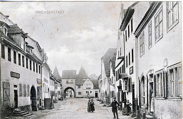 Das Bild zeigt die Filiale  des Gerolzhöfer Textilkaufmanns Emanuel Lewisohn in Prichsenstadt.