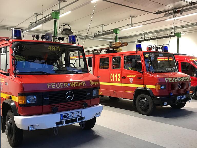 Die Feuerwehr möchte das 30 Jahre alte LF 8/6 (vorne) ersetzen. Auch das 29 Jahre alte Feuerwehrauto, das dahinter steht, wird nicht mehr ewig halten.