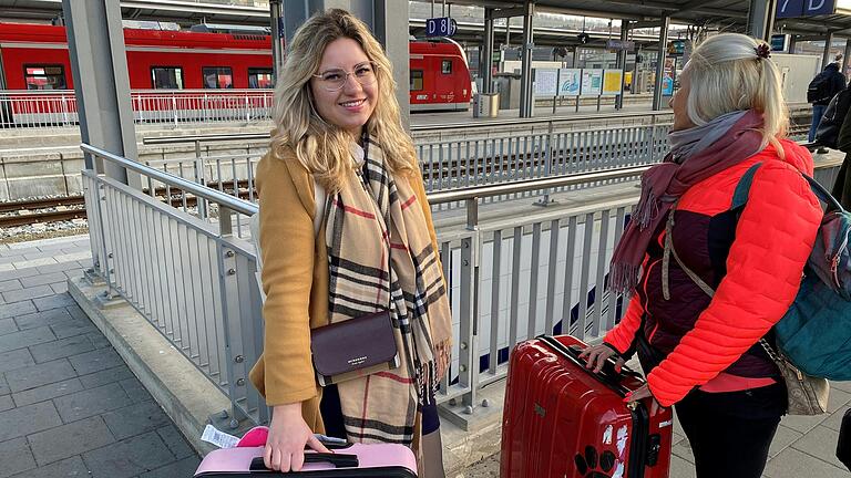 Anika und Mila Schwarzkopf aus Erlangen sind gleich doppelt von den Streiks betroffen. Sie wollten ursprünglich nach Vietnam in den Urlaub fliegen. Anika und Mila Schwarzkopf aus Erlangen sind gleich doppelt von den Streiks betroffen. Sie wollten ursprünglich nach Vietnam in den Urlaub fliegen.