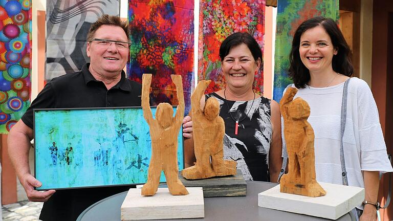 Hans-Joachim Hummel, Katharina Schwerd (Mitte) und Antje Friederich präsentieren am Wochenende in Veitshöchheim ihre Werke - wie schon auf diesem Bild von 2017.