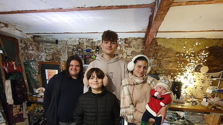Das ist die fünfköpfige 'Bande' von Sabrina W., die Geschwister stehen in 'Brinas 5 Sinne-Lädchen': Luca (20), Leonie (11), Timo (19), Nelly (17) und Melina (5 Monate, von links).