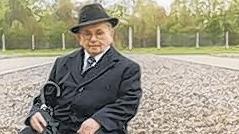 David Schuster an einem Gedenktag 1997 im Konzentrationslager Dachau. Im Jahr 1938 waren er und sein Vater Julius Schuster im Block vier in Schutzhaft.