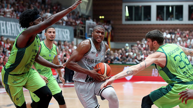 Basketball - FIBA Europe Cup - Finale - s.Oliver Wuerzburg - Dinamo Sassari       -  Rashawn Thomas (Dinamo Sassari, #25), Jaime Smith (Dinamo Sassari, #2), Cameron Wells (s.Oliver Würzburg, #22) und Achille Polonara (Dinamo Sassari, #33)