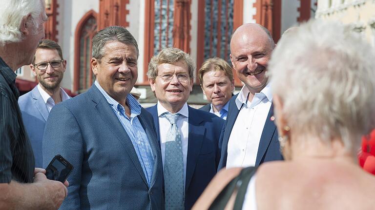 Da wollte er es nochmal wissen: Georg Rosenthal (Mitte) sammelt mit Unterstützung des ehemaligen SPD-Vizekanzler Sigmar Gabriel auf dem Würzburger Oberen Markt kurz vor der Landtagswahl im September 2018 Wählerstimmen. Da wollte er es nochmal wissen: Georg Rosenthal (Mitte) sammelt mit Unterstützung des ehemaligen SPD-Vizekanzler Sigmar Gabriel auf dem Würzburger Oberen Markt kurz vor der Landtagswahl im September 2018 Wählerstimmen.
