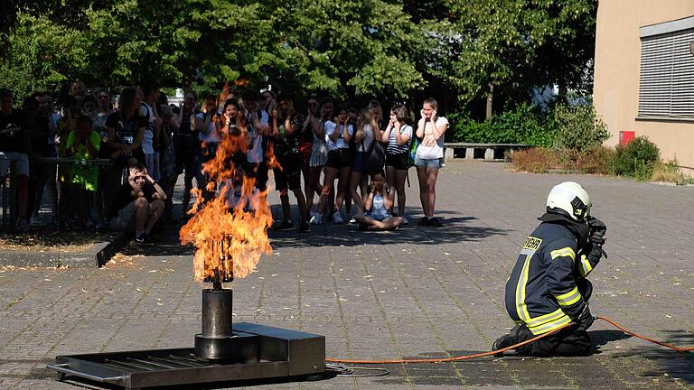 Ohren zuhalten, wenn die Spraydose explodiert! Im Frobenius-Gymnasium Hammelburg gab es jetzt einen ganz besonderen Anschauungs-Unterricht, bei dem das Feuerlöschen im Mittelpunkt stand.Gerd Schaar - Ohren zuhalten, wenn die Spraydose explodiert! Im Frobenius-Gymnasium Hammelburg gab es jetzt einen ganz besonderen Anschauungs-Unterricht, bei dem das Feuerlöschen im Mittelpunkt stand.Gerd Schaar Ohren zuhalten, wenn die Spraydose explodiert! Im Frobenius-Gymnasium Hammelburg gab es jetzt einen ganz besonderen Anschauungs-Unterricht, bei dem das Feuerlöschen im Mittelpunkt stand.Gerd Schaar - Ohren zuhalten, wenn die Spraydose explodiert! Im Frobenius-Gymnasium Hammelburg gab es jetzt einen ganz besonderen Anschauungs-Unterricht, bei dem das Feuerlöschen im Mittelpunkt stand.Gerd Schaar