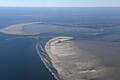 Wattenmeer       -  Die Unesco hat Deutschland und andere Länder für geplante oder bereits bestehende Aktivitäten und Infrastrukturprojekte im Weltnaturerbe Wattenmeer kritisiert. (Archivfoto)