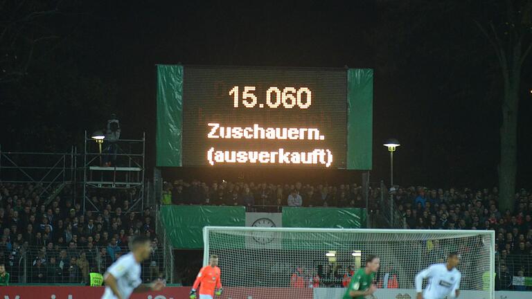 Bald gibt's doch eine Neue: Die Anzeigetafel im Willy-Sachs-Stadion, hier beim DFB-Pokalspiel gegen Eintracht Frankfurt, ist derzeit kaputt. In der Winterpause gibt es aber eine komplett neue. Bald gibt's doch eine Neue: Die Anzeigetafel im Willy-Sachs-Stadion, hier beim DFB-Pokalspiel gegen Eintracht Frankfurt, ist derzeit kaputt. In der Winterpause gibt es aber eine komplett neue.