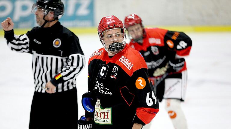 Führt die Hawks des ESC Haßfurt derzeit nicht nur als Kapitän aufs Eis: Christian Dietrich (Mitte) ist auch einer der drei Interimstrainer des Eishockey-Landesligisten.