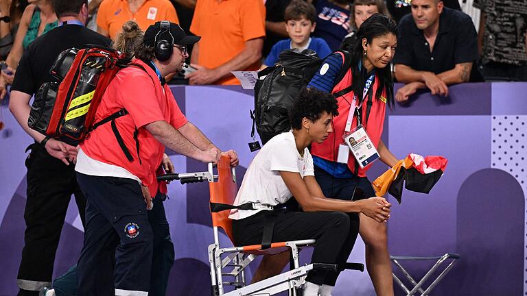 Paris 2024 - Leichtathletik       -  Malaika Mihambo musste nach dem Weitsprung aus dem Stade de France gebracht werden