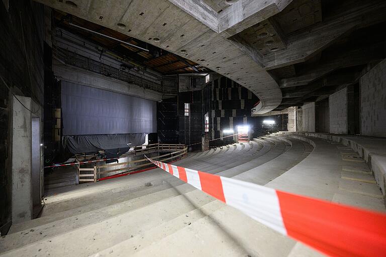 Dirk Terwey, Geschäftsführender Direktor, zeigt am Sonntag (22.09.24) beim Theaterfest am Mainfranken Theater in Würzburg die Fortschritte auf der Baustelle. Das Theaterfest bietet allen kleinen und großen Gästen ein vielfältiges Programm, darunter verschiedene Workshops mit Ensemblemitgliedern und Blicke hinter die Kulissen sowie Premierenmatineen der Produktionen, Maria Stuart, In den Alpen und Medea.