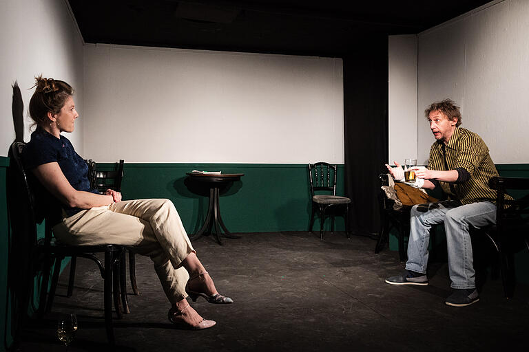 Szenenfotos des Stücks 'Keiner hat gesagt, dass du ausziehen sollst' aufgeführt am 10.04.23 im Torturmtheater in Sommerhausen. Das bissige Komödie von Nick Hornby läuft bis zum 10. Juni. Es spielen Nicola Trub als Louise und Boris Pietsch als Tom. Szenenfotos des Stücks 'Keiner hat gesagt, dass du ausziehen sollst' aufgeführt am 10.04.23 im Torturmtheater in Sommerhausen. Das bissige Komödie von Nick Hornby läuft bis zum 10. Juni. Es spielen Nicola Trub als Louise und Boris Pietsch als Tom.