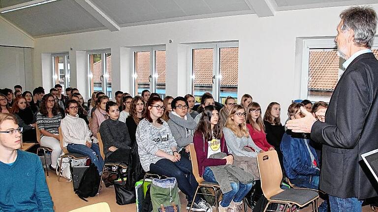 Reinhold Scheiner von der Stiftung &bdquo;Menschen für Menschen&ldquo; stellte den Schülern der 11. Jahrgangsstufe des Franken-Landschulheims in Gaibach die Projektarbeit vor, mit der die Organisation in Äthiopien Hilfe zur Selbsthilfe leistet.