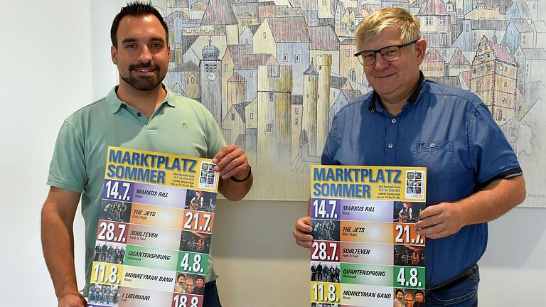 Nach zwei Jahren Corona-Pause kehrt der Marktplatzsommer in Bad Neustadt zurück. Darüber freuen sich Bürgermeister Michael Werner (links) und Vhs-Leiter Kai Uwe Tapken.