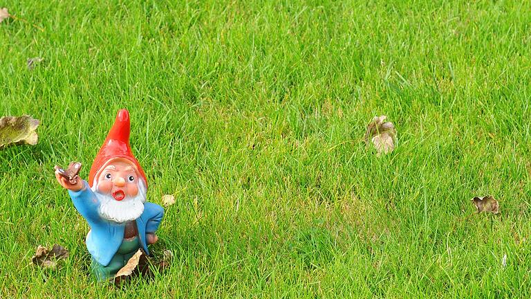 Zwerge bevölkern an Ostern das Schloss Weikersheim: Neben der 'Zwergengalerie' im Schlossgarten haben auch viele Gartenzwerge ihren Weg ins Schloss gefunden.