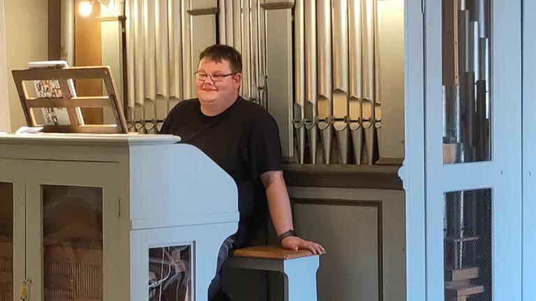 Tom Anschütz an der Steinmeyer-Orgel im Orgelbaumuseum.