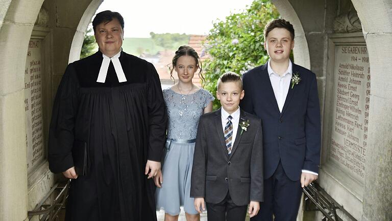 Ein Mädchen, Zoey Geiling, und zwei Jungen, Johann Faust (Mitte) und Oliver Scherer, wurden kürzlich in Junkersdorf in der St. Veitskirche konfirmiert. Pfarrer Peter Hohlweg führte sie zum Tisch des Herrn und feierte mit ihnen das Abendmahl. Vom Posaunenchor Junkersdorf-Unfinden unter Leitung von Martin Scherer wurde der Gottesdienst musikalisch gestaltet.