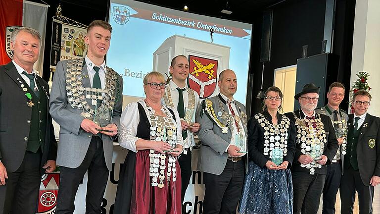 Die Bezirkkönige mit Freischützinnen und Schützen der einzelnen Gaue stellten sich zum Bild.